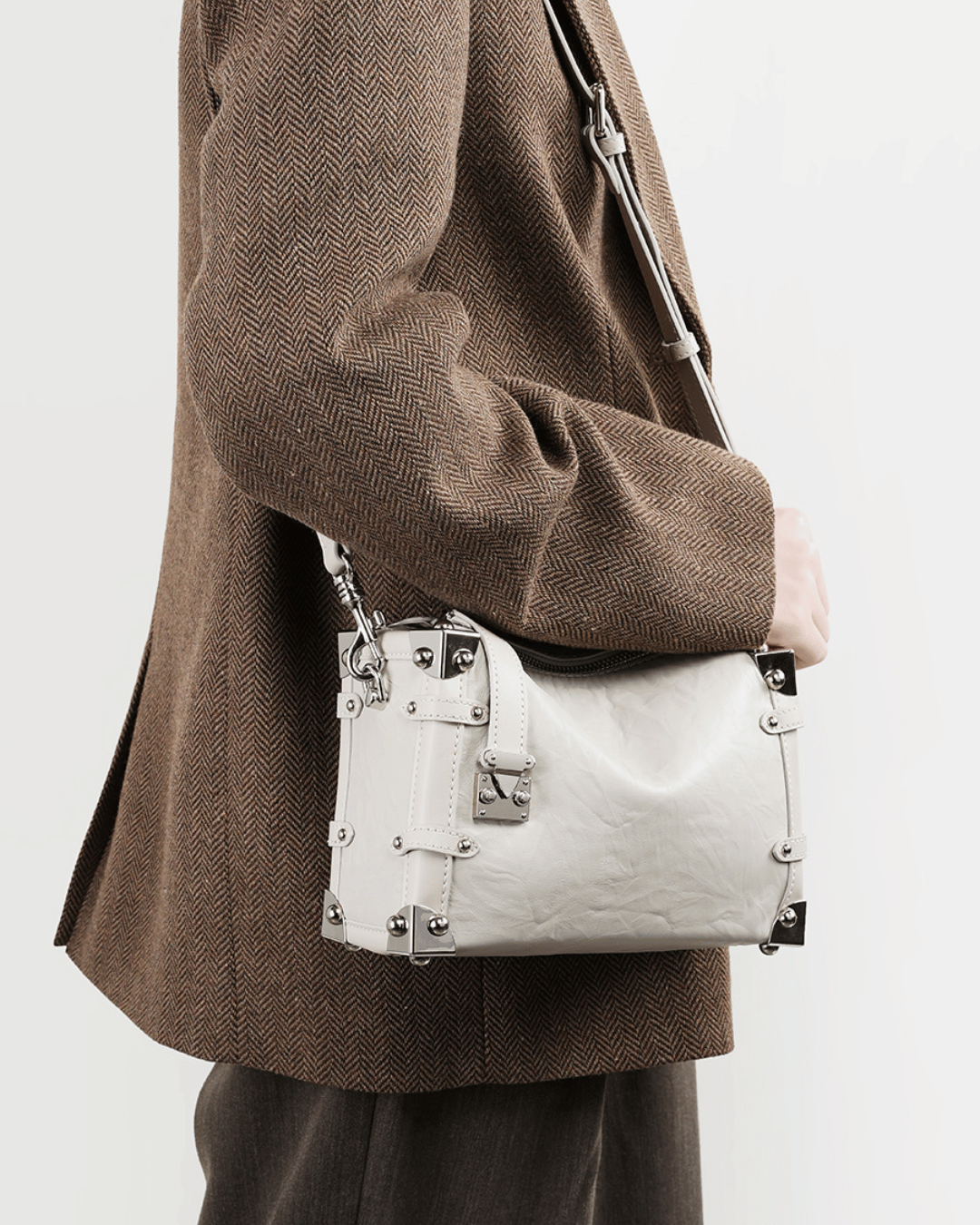 Avellie Silvery Edge wrinkled leather bag | Elegant and original design