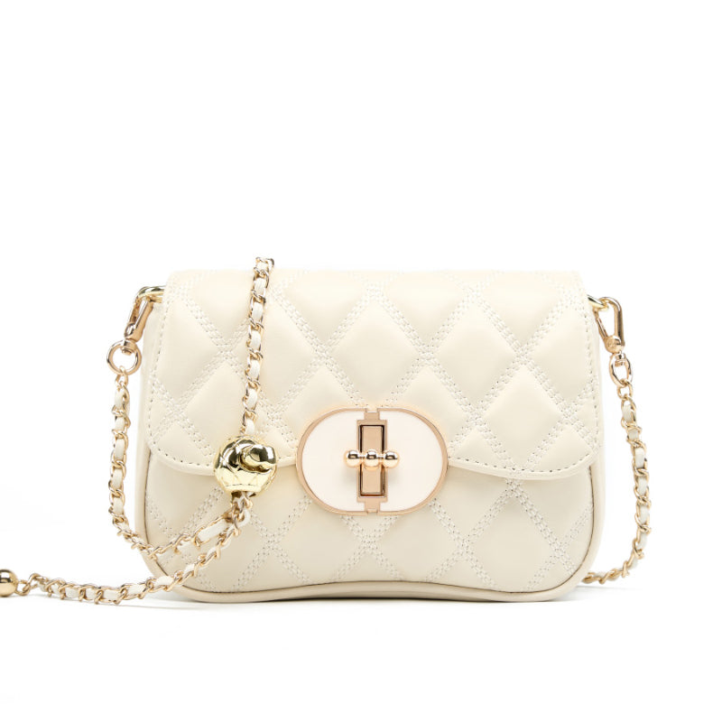 Avellie Chic Allure Crossbody | Quilted shoulder bag with chain and oval clasp