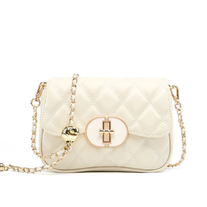 Avellie Chic Allure Crossbody | Quilted shoulder bag with chain and oval clasp
