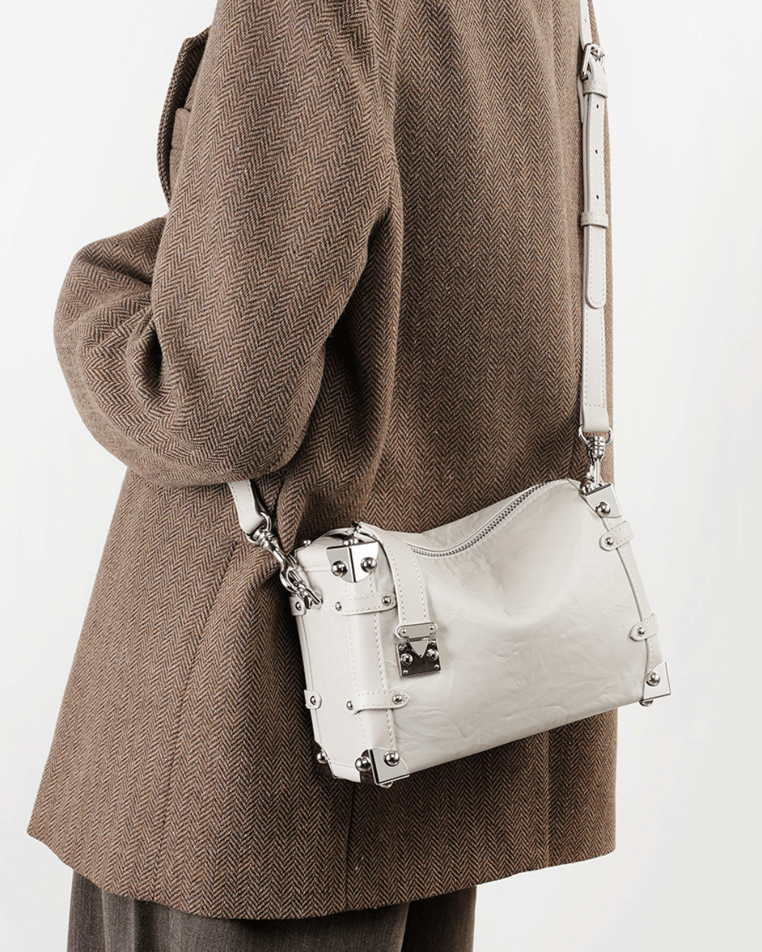 Avellie Silvery Edge wrinkled leather bag | Elegant and original design