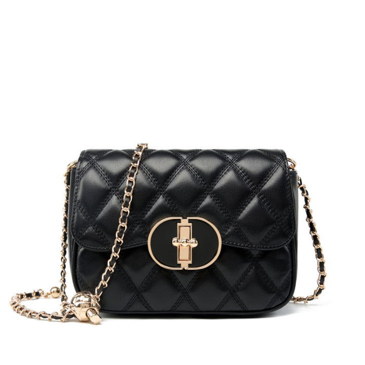 Avellie Chic Allure Crossbody | Quilted shoulder bag with chain and oval clasp