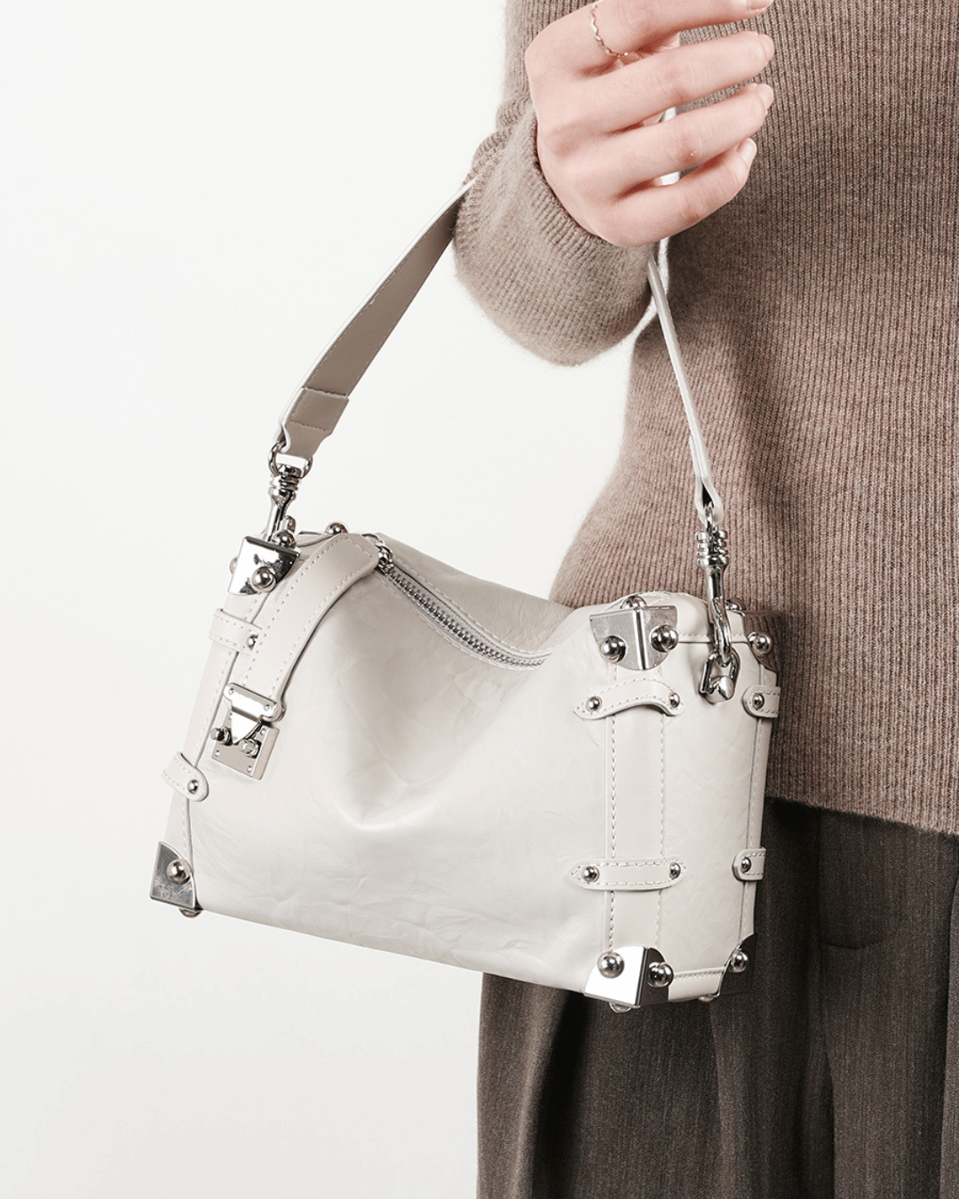 Avellie Silvery Edge wrinkled leather bag | Elegant and original design