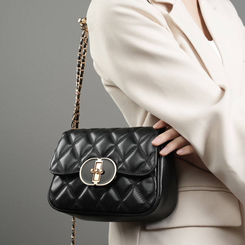 Avellie Chic Allure Crossbody | Quilted shoulder bag with chain and oval clasp