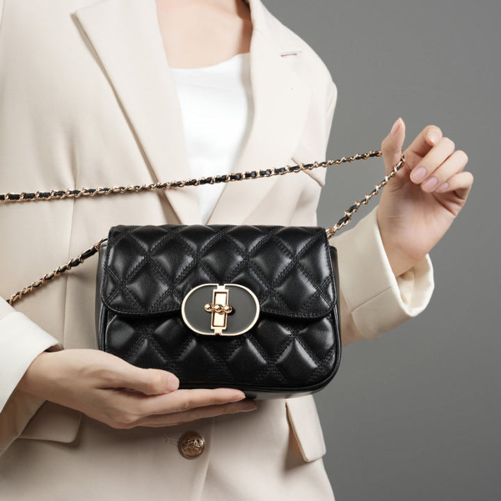 Avellie Chic Allure Crossbody | Quilted shoulder bag with chain and oval clasp