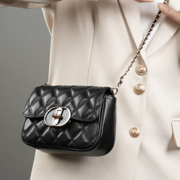 Avellie Chic Allure Crossbody | Quilted shoulder bag with chain and oval clasp