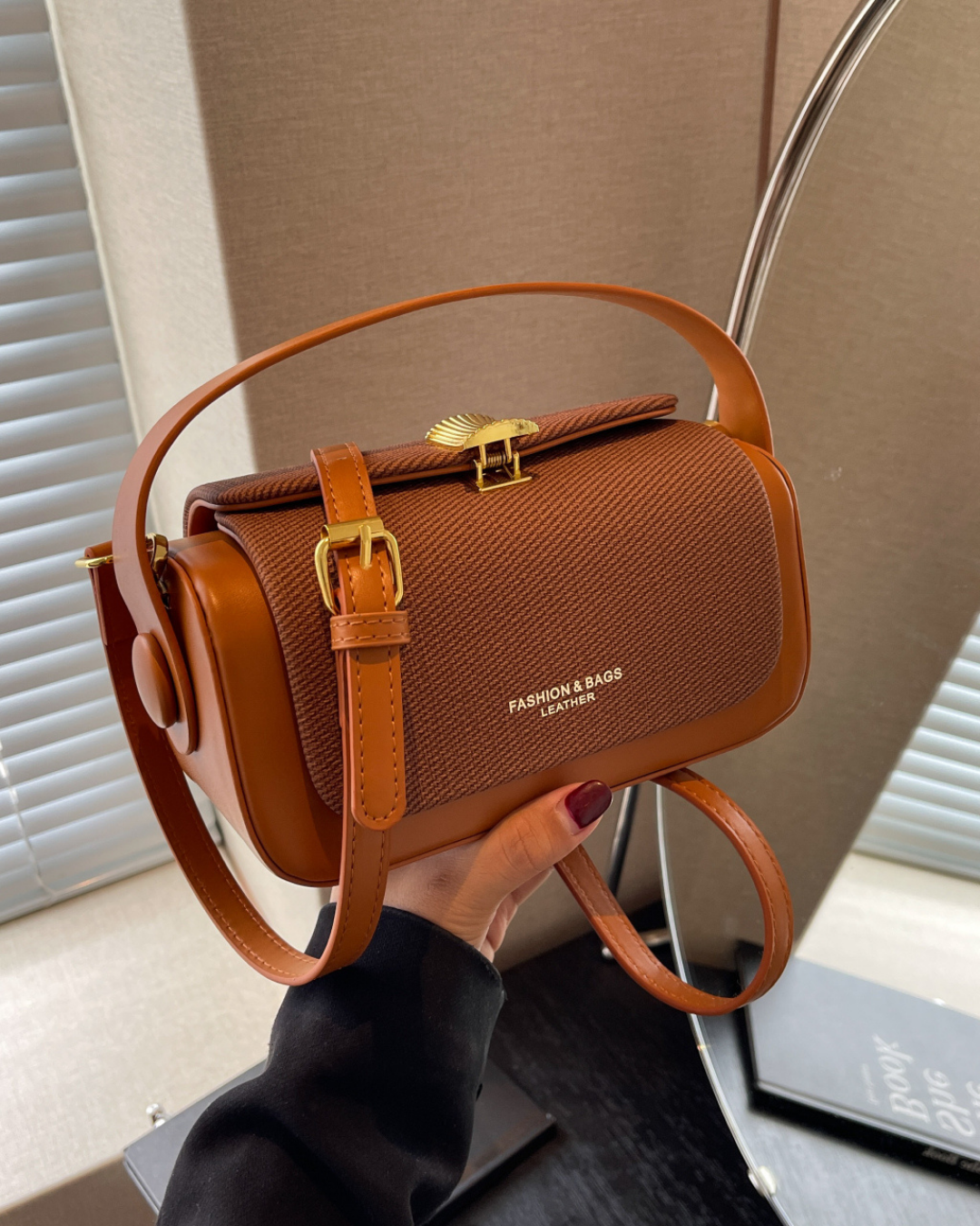 Avellie Retro II shoulder bag with coloured fabric flap | Elegant and functional design