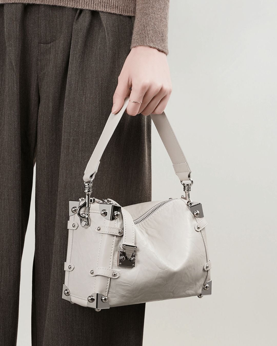 Avellie Silvery Edge wrinkled leather bag | Elegant and original design