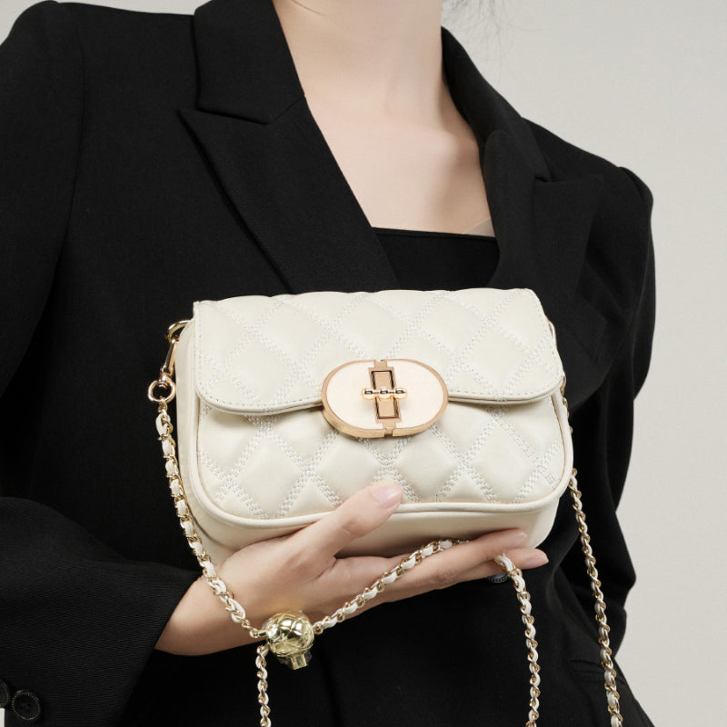 Avellie Chic Allure Crossbody | Quilted shoulder bag with chain and oval clasp