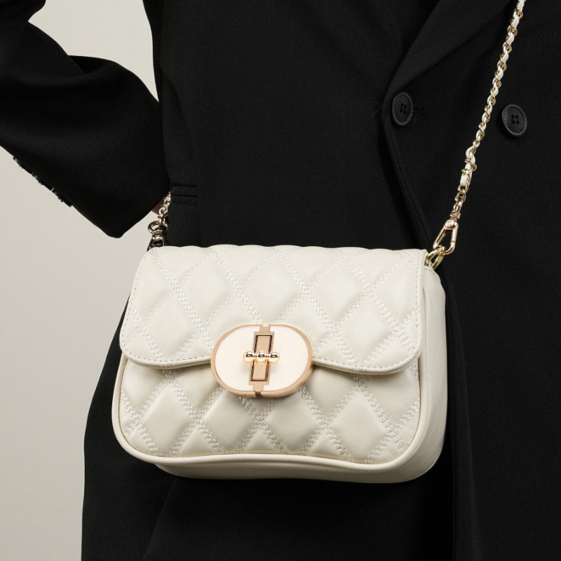 Avellie Chic Allure Crossbody | Quilted shoulder bag with chain and oval clasp