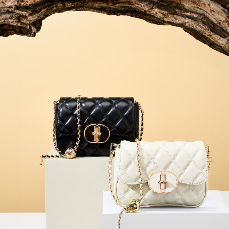 Avellie Chic Allure Crossbody | Quilted shoulder bag with chain and oval clasp