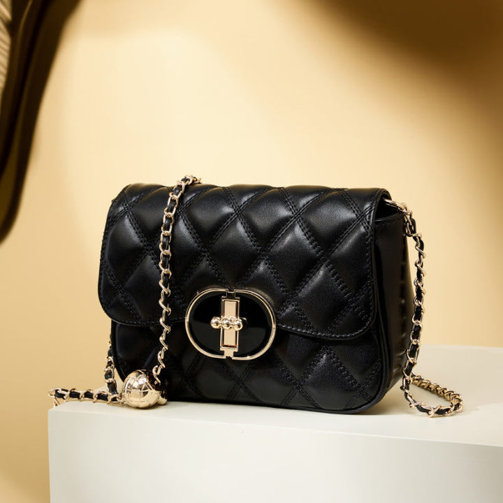 Avellie Chic Allure Crossbody | Quilted shoulder bag with chain and oval clasp