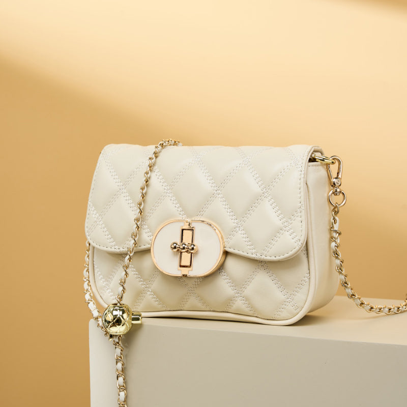 Avellie Chic Allure Crossbody | Quilted shoulder bag with chain and oval clasp