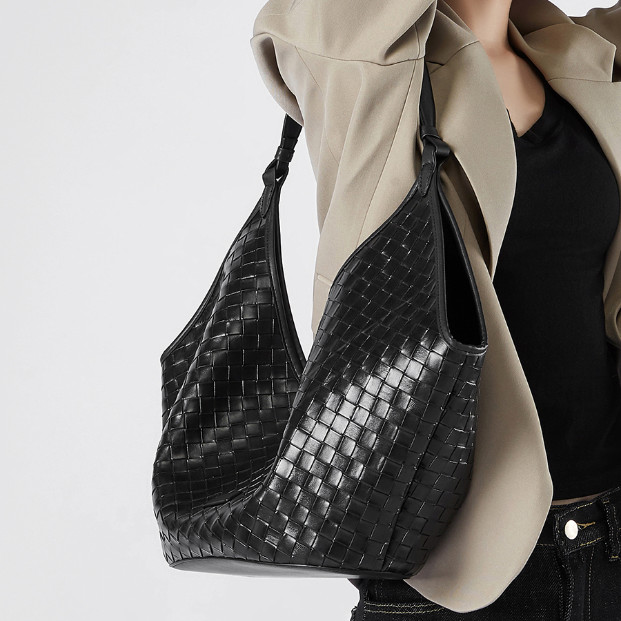 Avellie Braide Élégante Hobo Bag | Spacious and elegant design