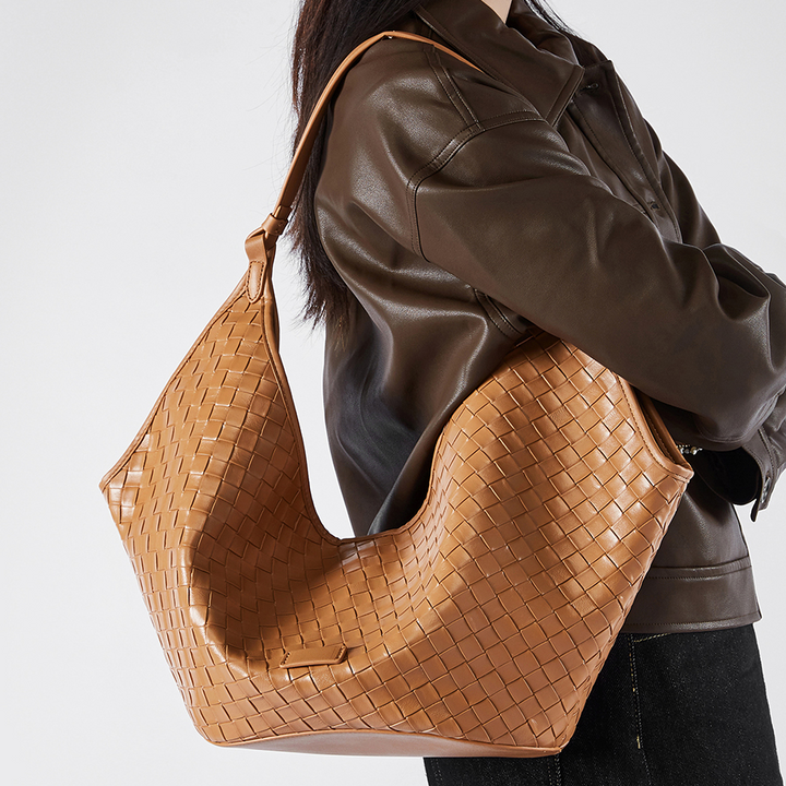 Avellie Braide Élégante Hobo Bag | Spacious and elegant design