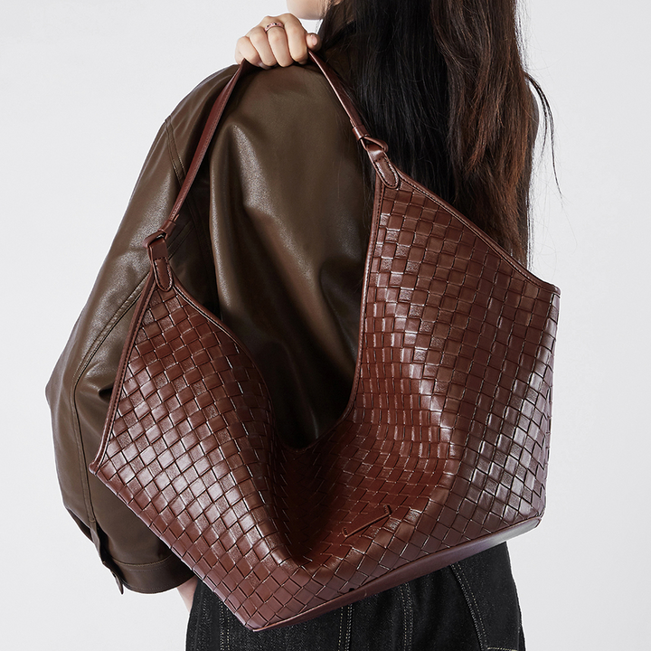 Avellie Braide Élégante Hobo Bag | Spacious and elegant design