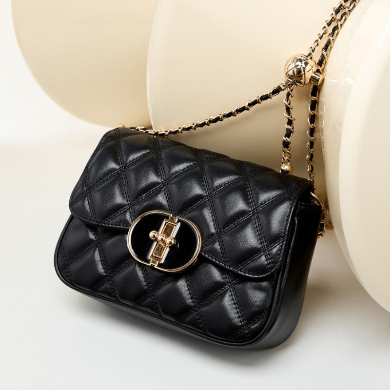 Avellie Chic Allure Crossbody | Quilted shoulder bag with chain and oval clasp