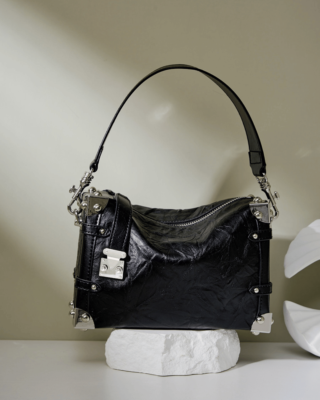 Avellie Silvery Edge wrinkled leather bag | Elegant and original design